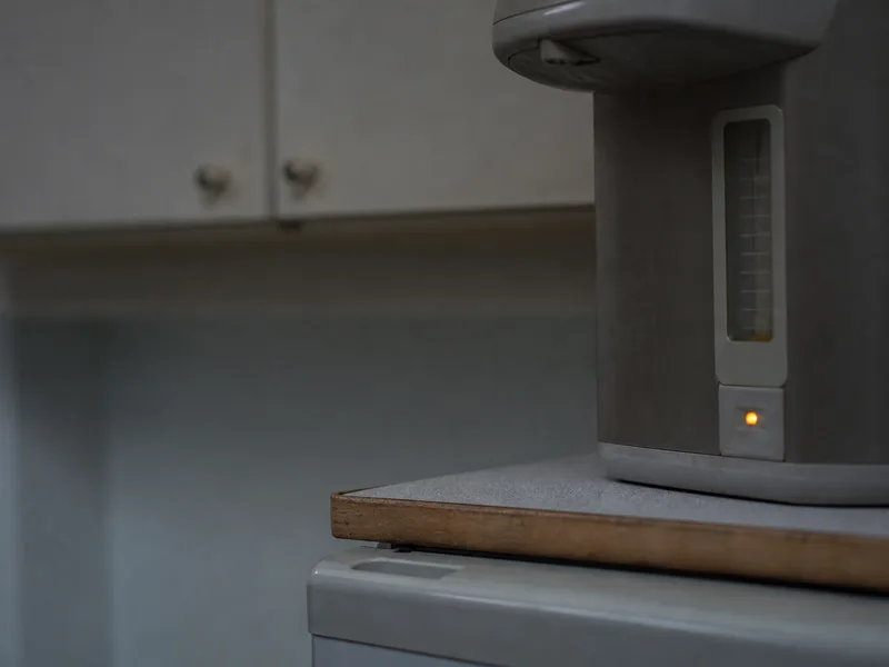 実家の台所にあるIoT対応の電気ポットの写真
